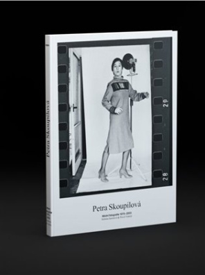 PETRA SKOUPILOVÁ: MÓDNÍ FOTOGRAFIE 1975 - 2003 